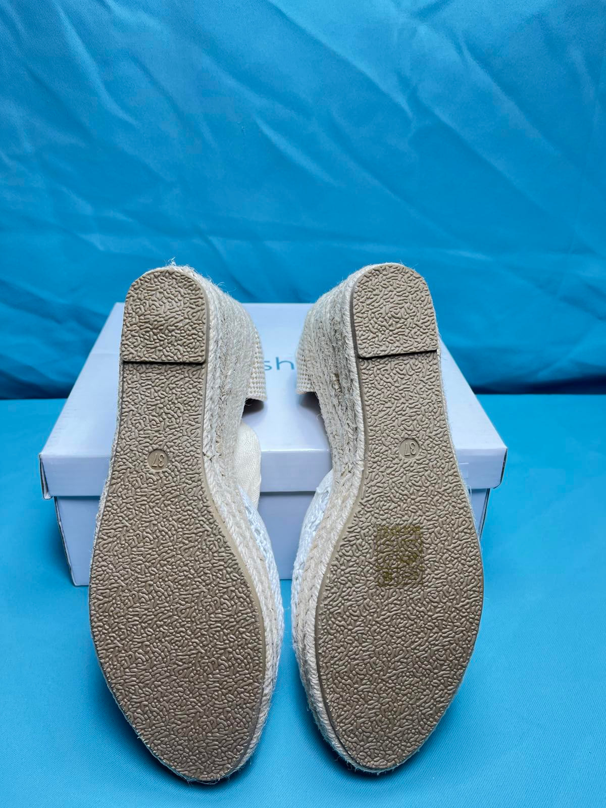 Woman's size 4 wedge shoe 1269