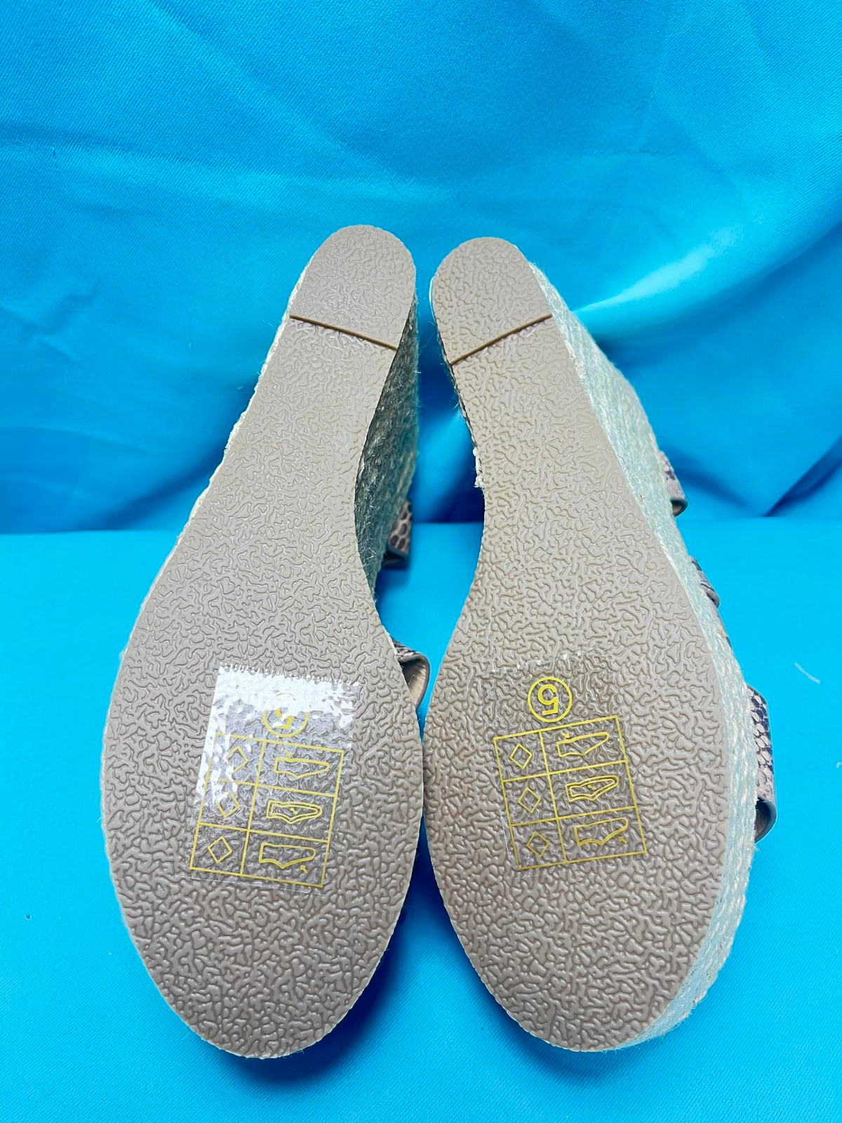 Woman's size 5 wedges snake print 1292