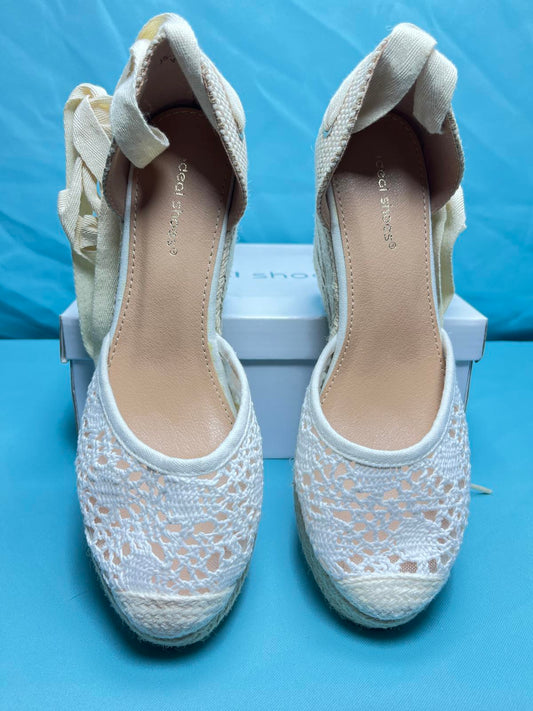 Woman's size 4 wedge shoe 1269