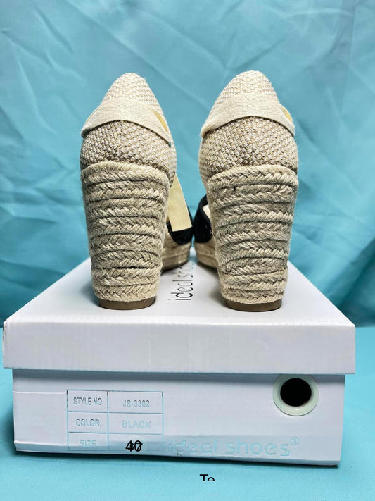 Woman's size 6 Wedges 2153