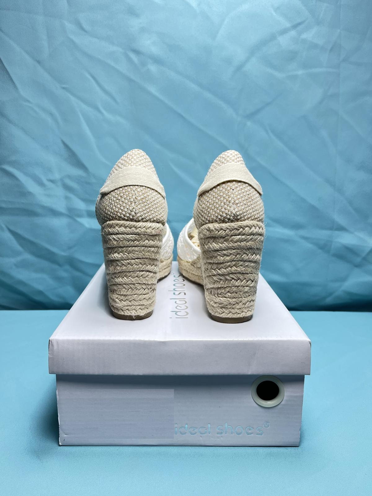 Woman's size 6 wedge shoe 2123