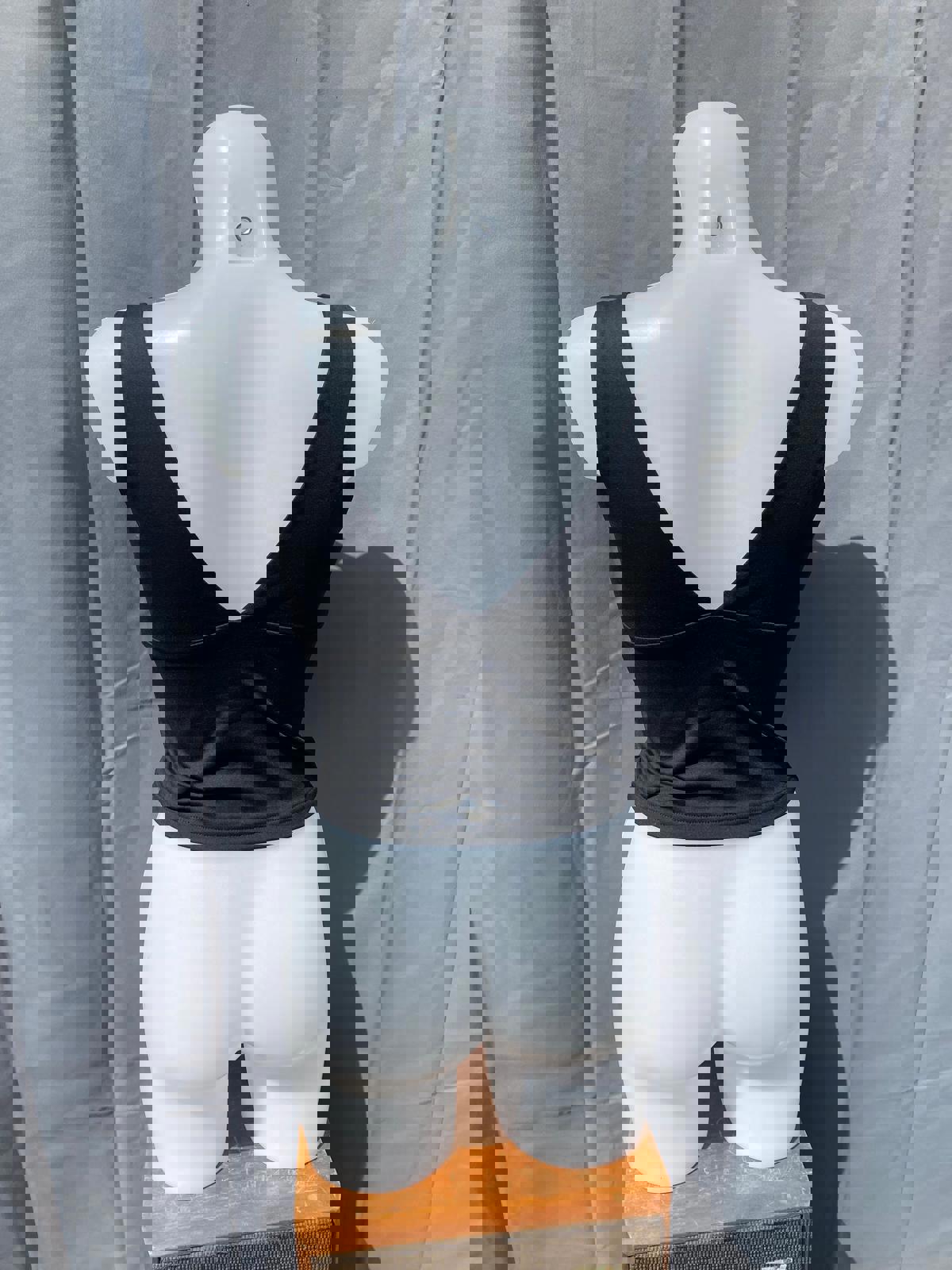 black low cut top 1183