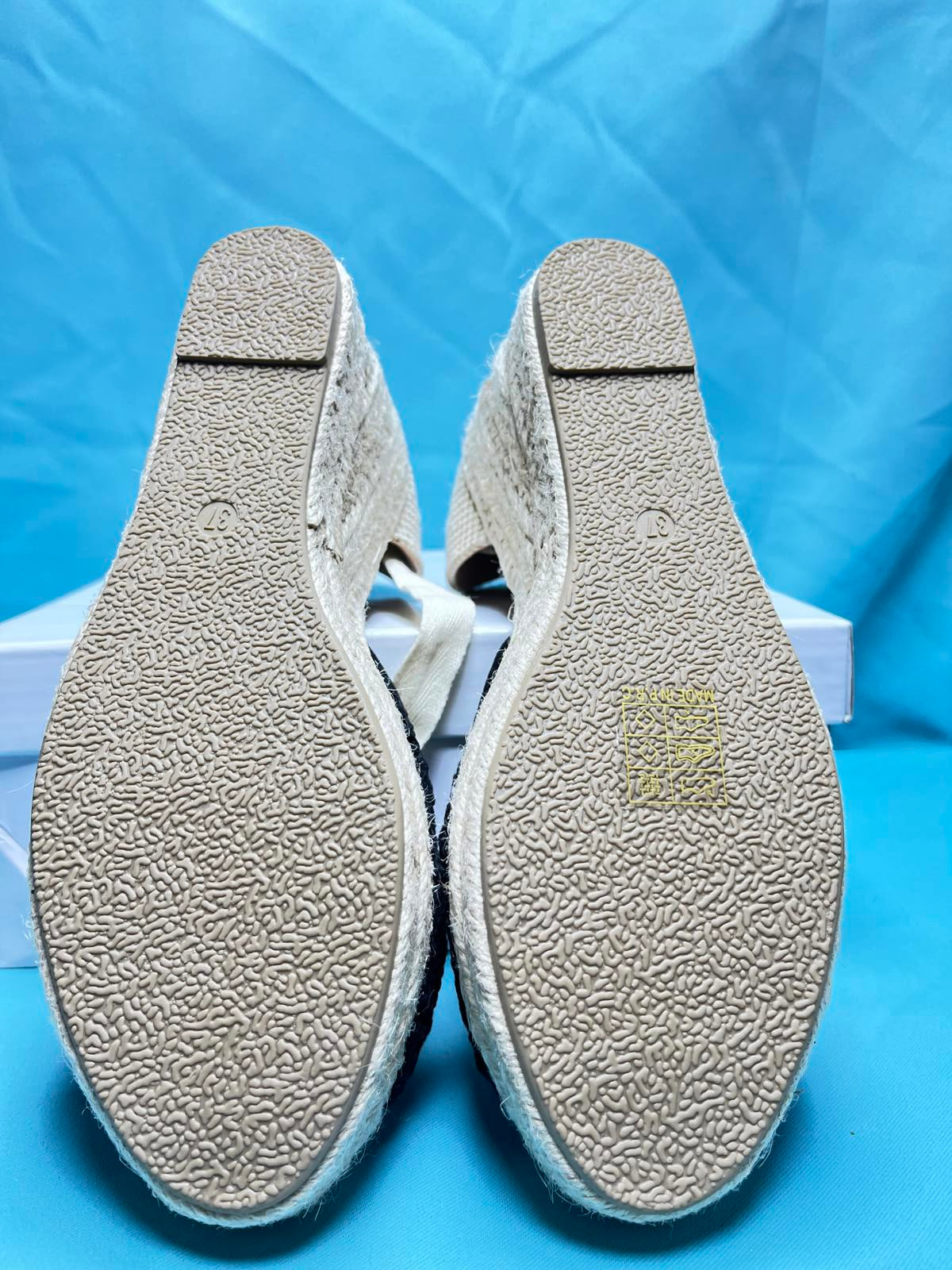 Woman's size 4 Wedges 1273