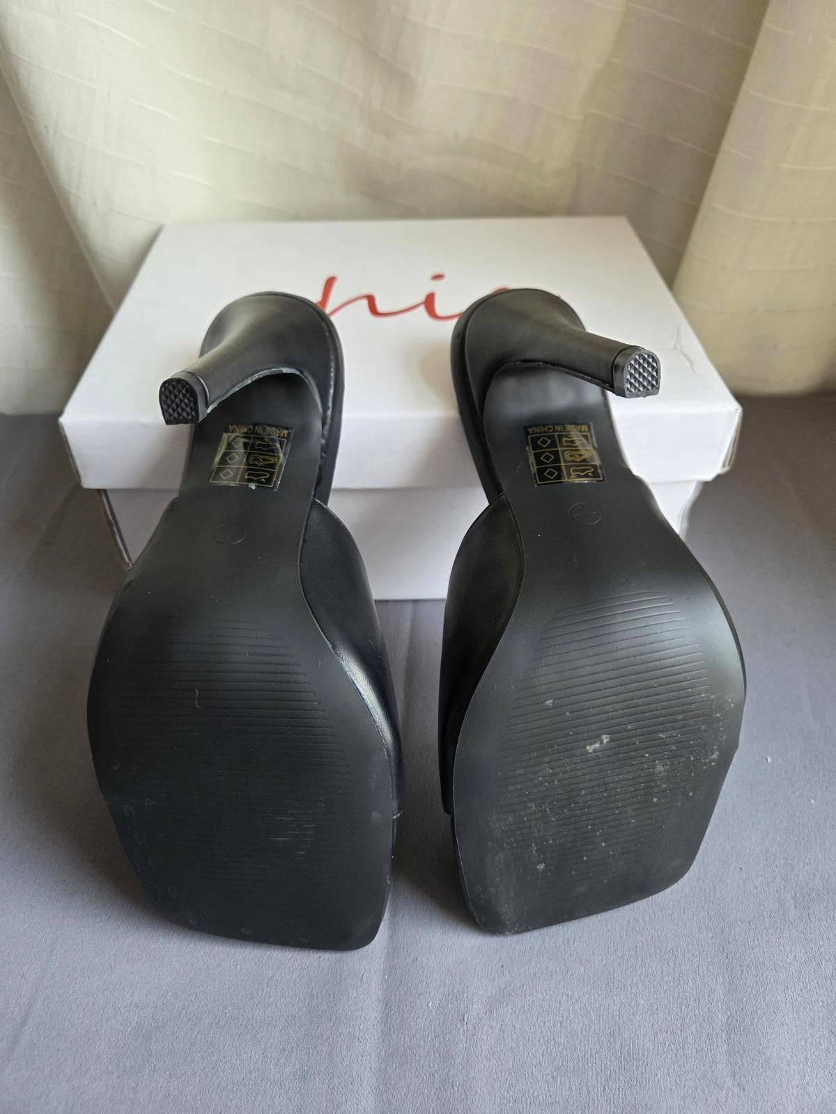 woman's Black size 3 open toe heels 2312