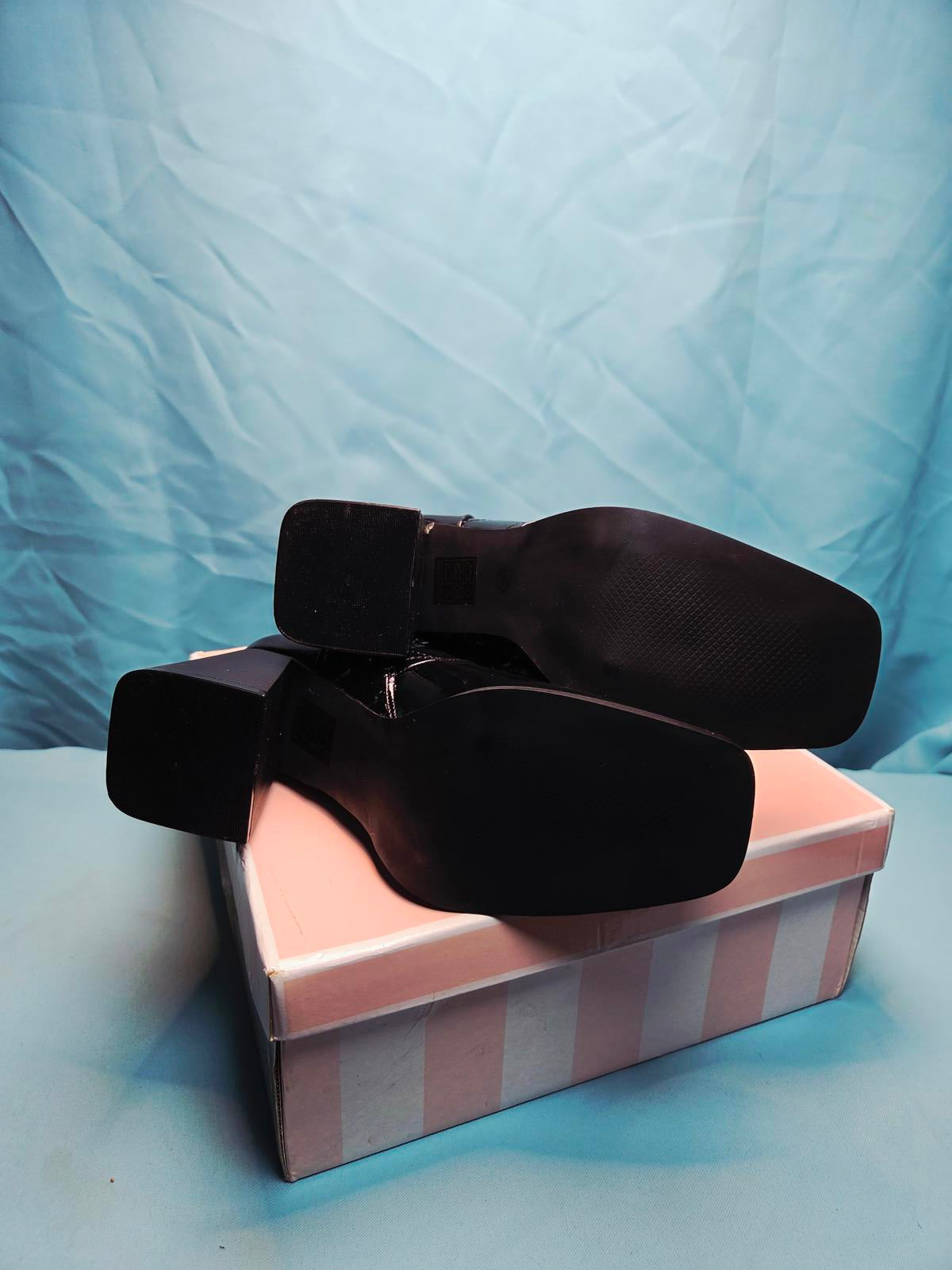 Woman's size 6 Black Crinkle Patent leather boot style 2062