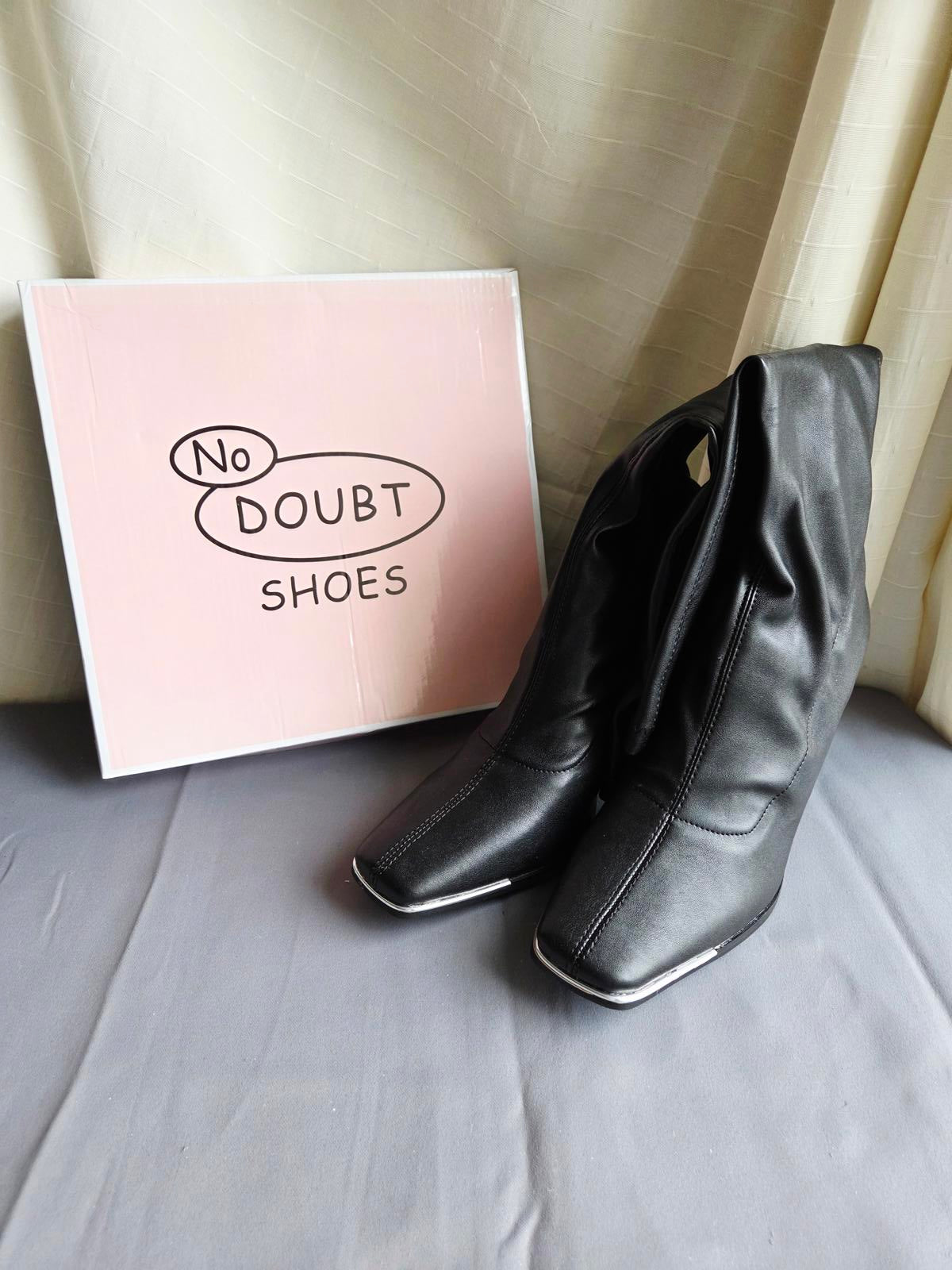 Woman's size 8 Knee High Black zip-up boots 2082