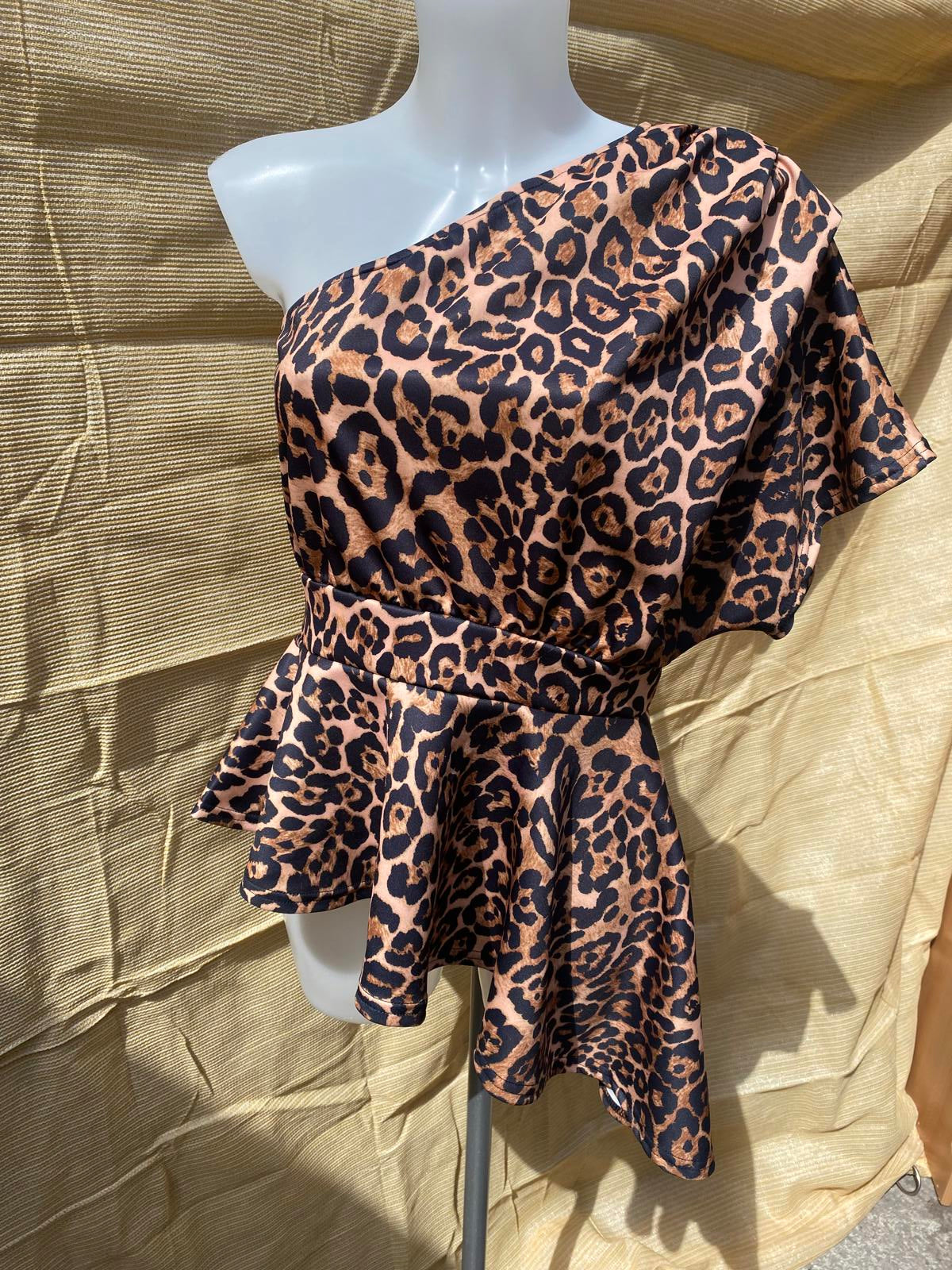 Lovely of the shoulder asymmetrical top 1211