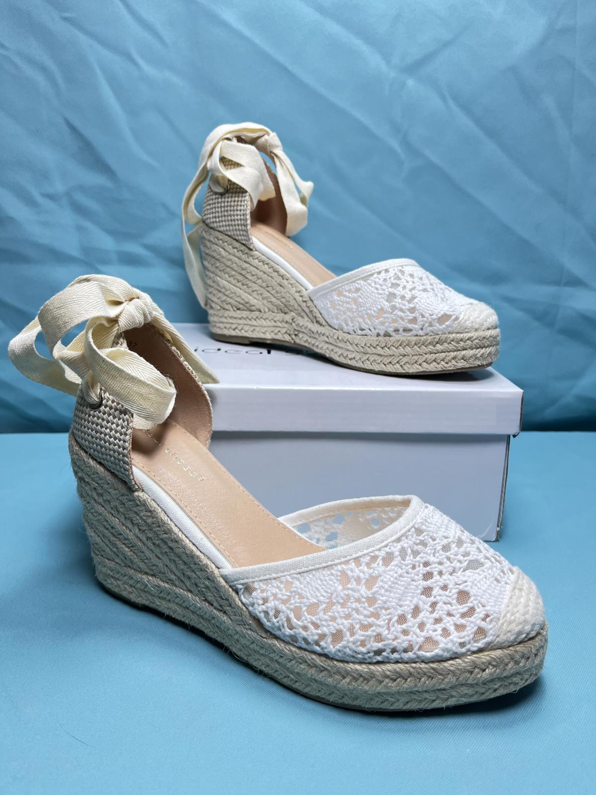 Woman's size 6 wedge shoe 2123
