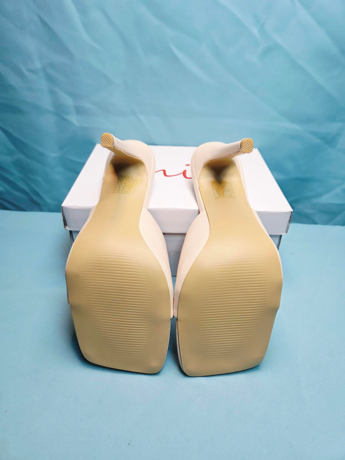 woman's cream size 7 open toe heels 2060