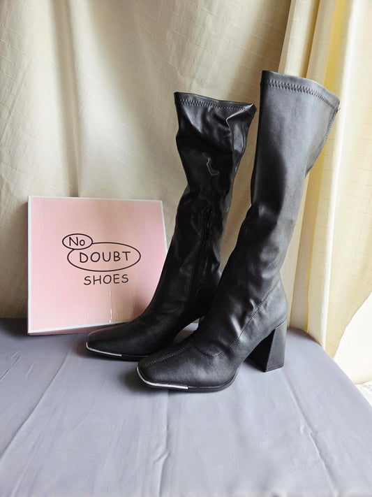 Woman's size 8 Knee High Black zip-up boots  2082