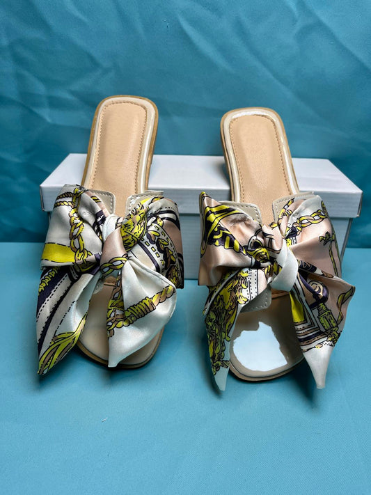 Woman's size 6 open toe flats 1380