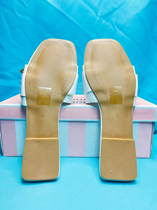 Woman's size 6 White Open toe flats 1373