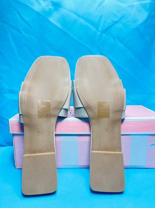 size 5 Woman's Open Toe Flats beige (naked) 1296