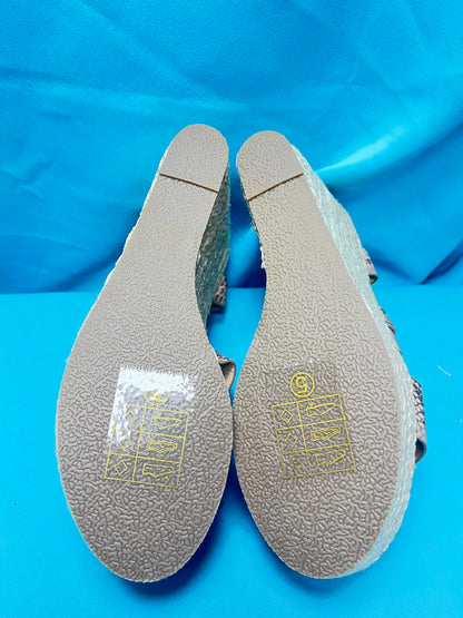 Woman's size 5 wedges snake print 1292