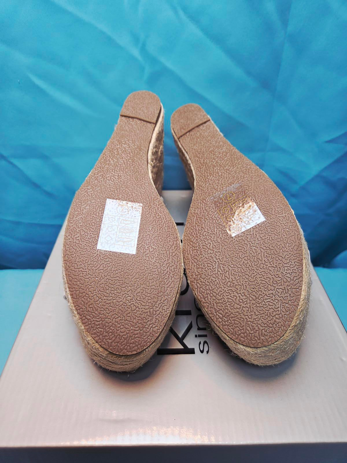 Woman's size 7 white open toe wedges 2184