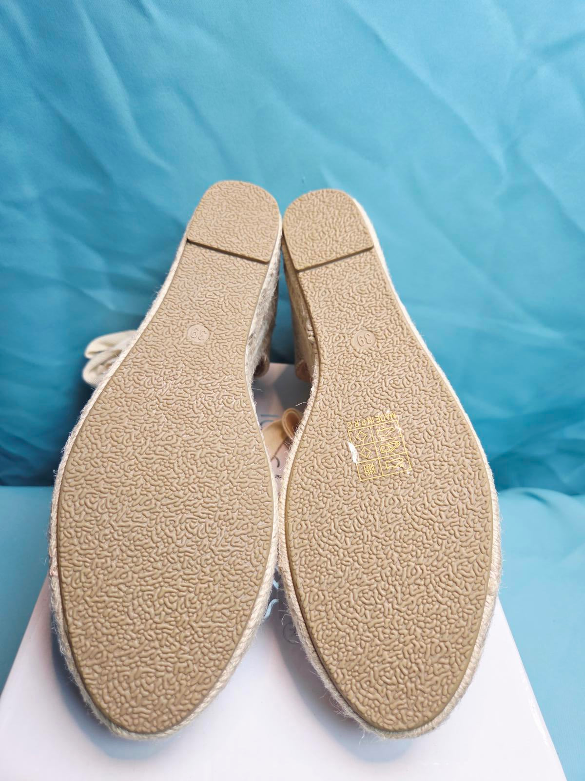 Woman's size 6 wedge shoe 2123