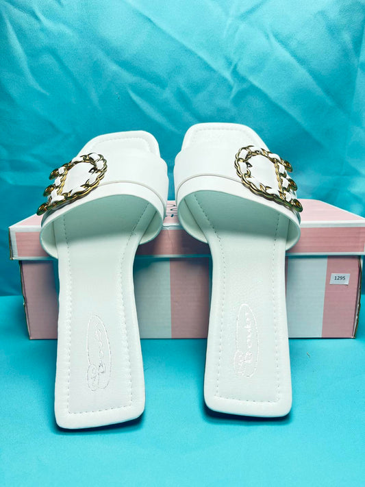 Woman's size 5 Open Toe Flats 1295
