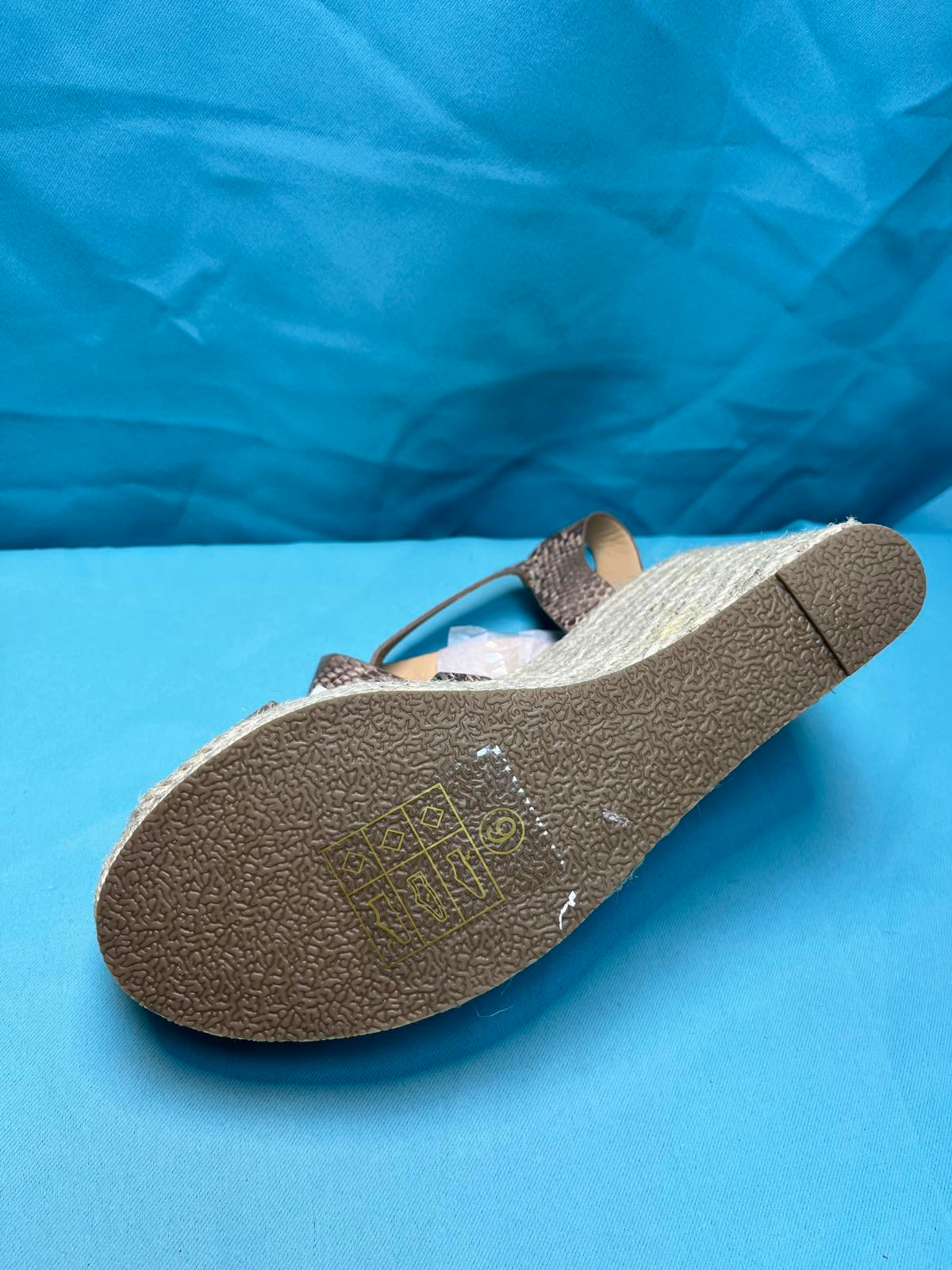 Woman's size 6  open toe wedges snake print 1390