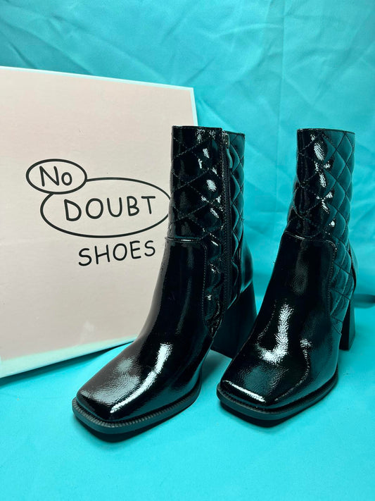 Woman's size 4 Black Crinkle Patent leather boot style 1262