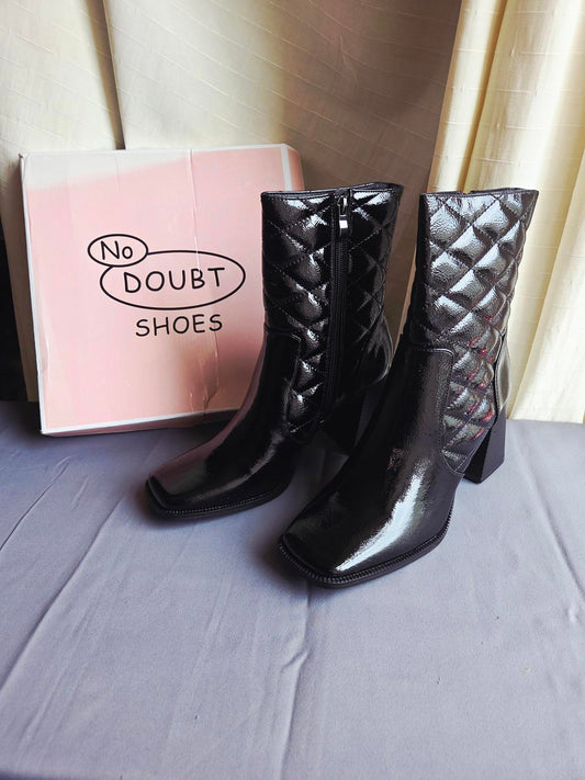 Woman's size 8 Black Crinkle Patent leather boot style 2023