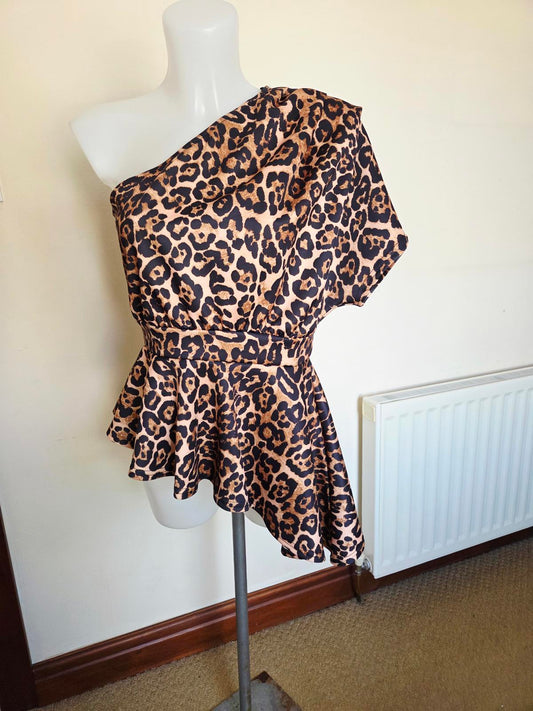 Leopard print size (Of one Shoulder type) top 2200