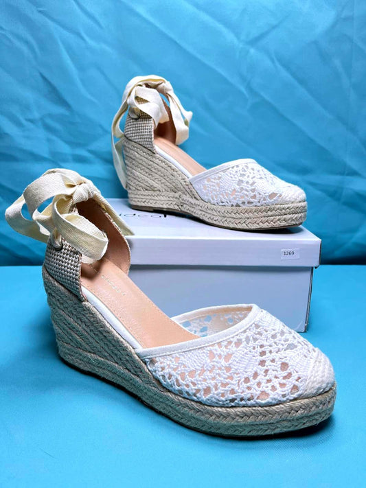 Woman's size 4 wedge shoe 1269