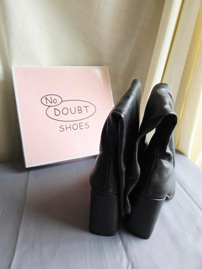 Woman's size 8 Knee High Black zip-up boots  2082