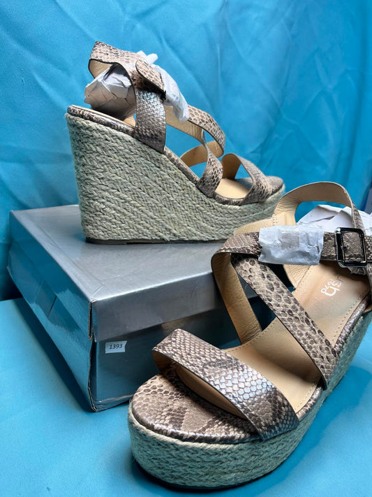 Woman's size 6  open toe wedges snake print 1390