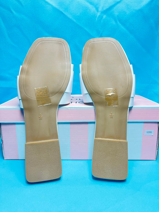 Woman's size 5 Open Toe Flats 1295