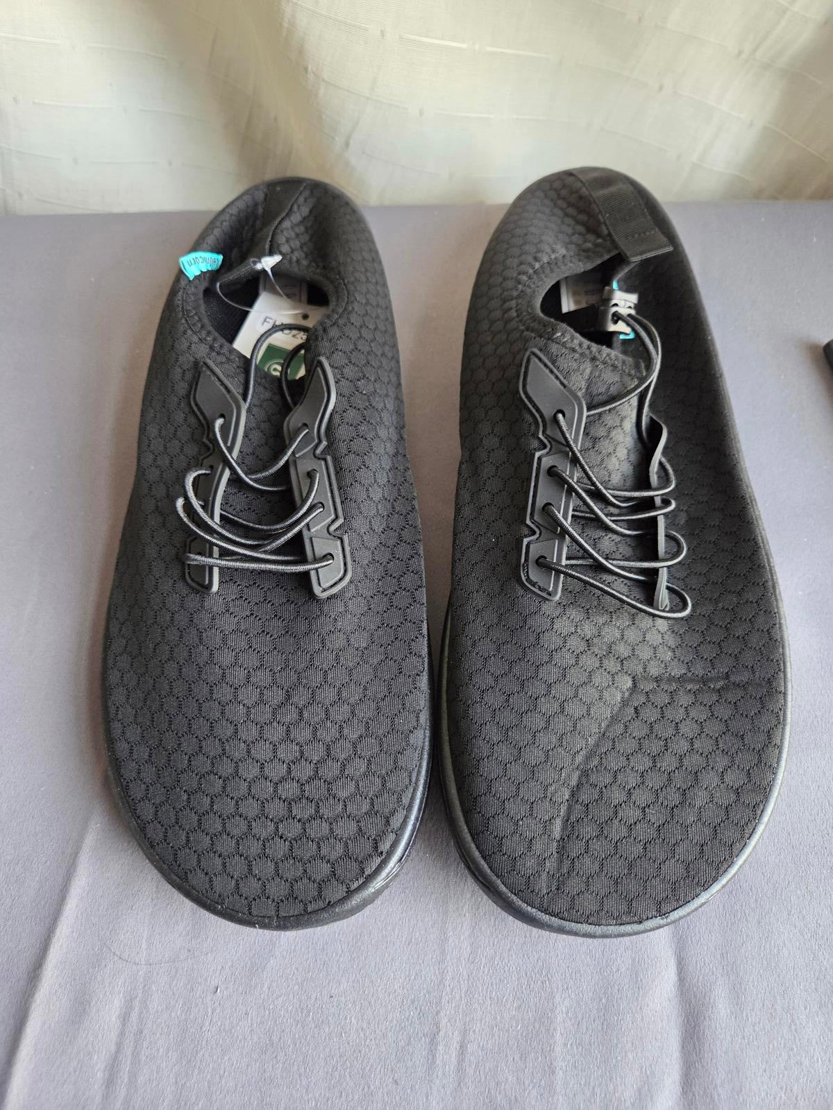 Wide Water beach Shoes Size 9 black 2271