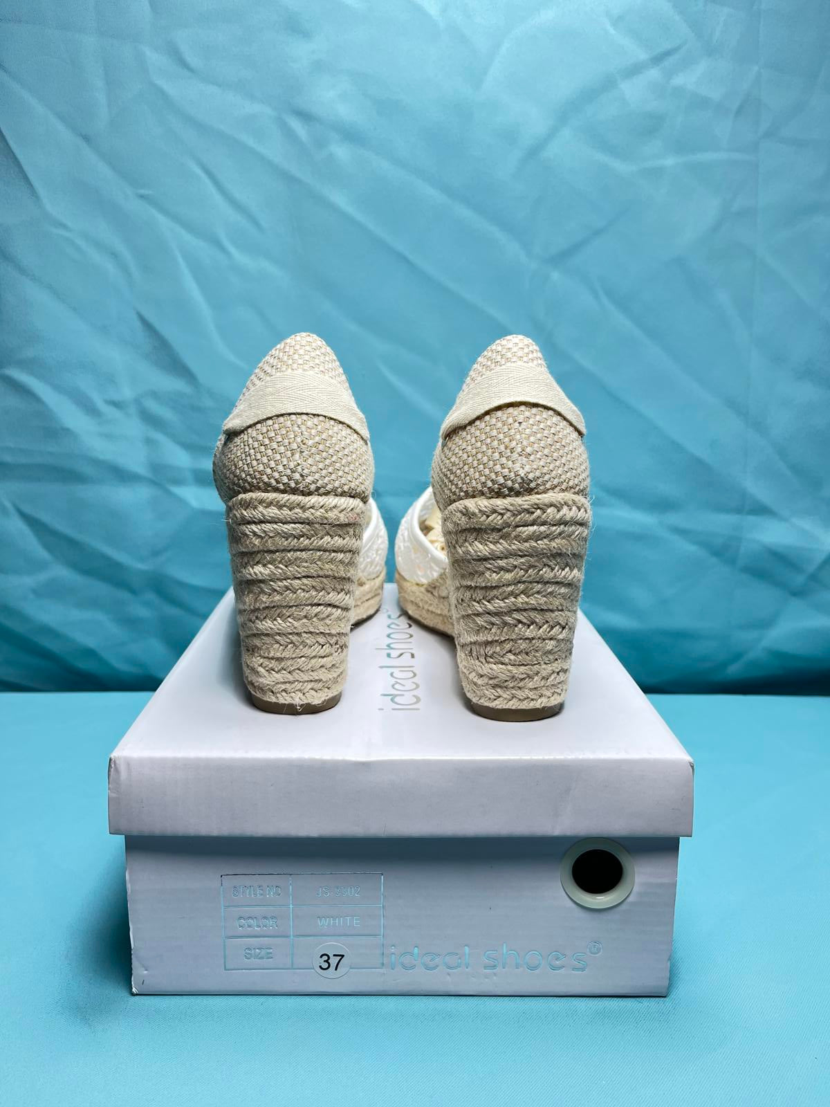 Woman's size 4 wedge shoe 1269