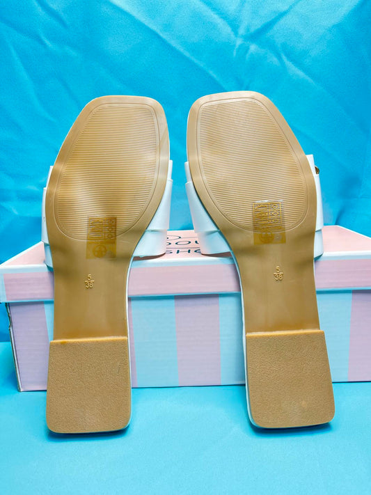 Woman's size 5 Open Toe Flats 1313