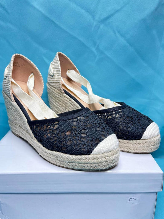 Woman's size 6 Wedges 2153