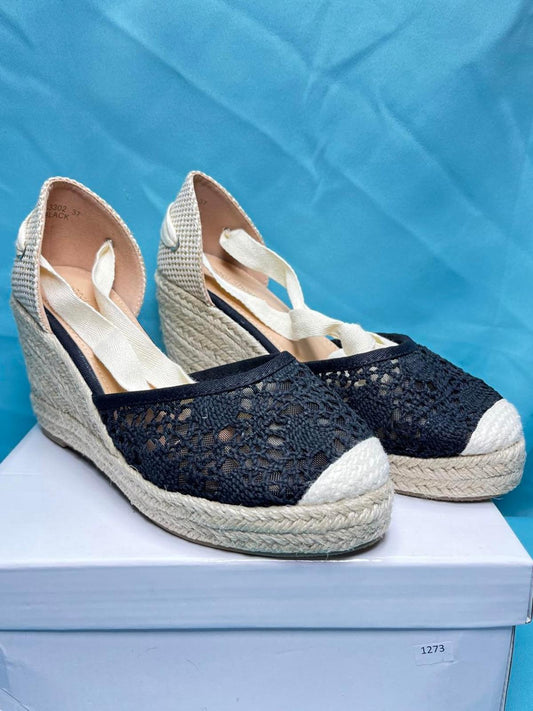 Woman's size 4 Wedges 1273