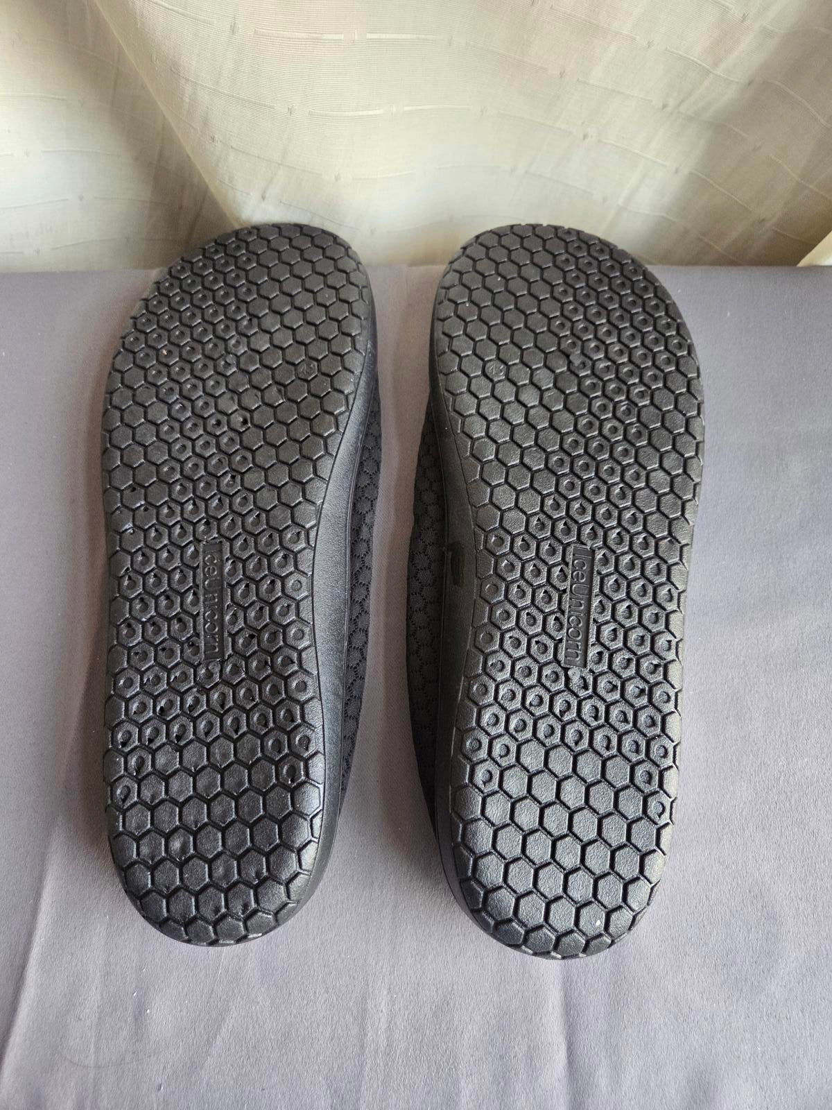 Wide Water beach Shoes Size 9 black 2271