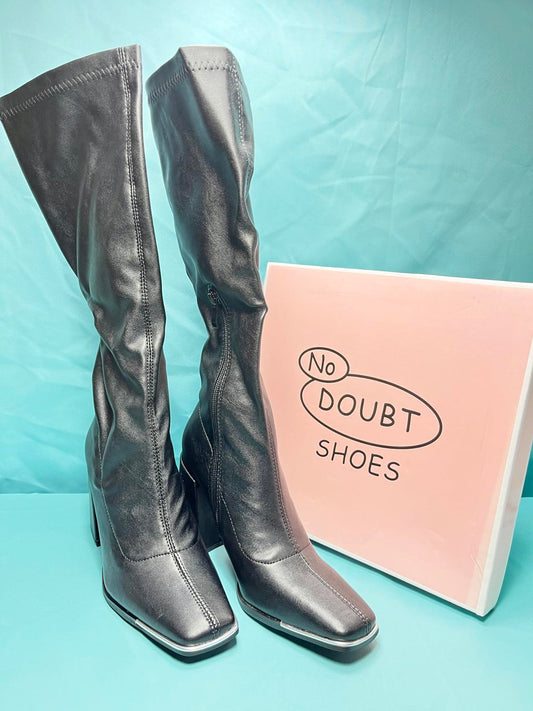 Woman's size 5 Knee High Black zip-up boots 2032
