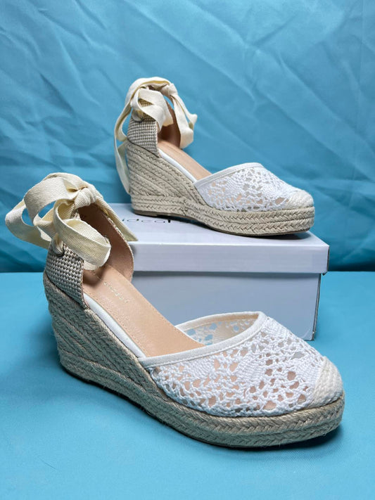 Woman's size 6 wedge shoe 2123